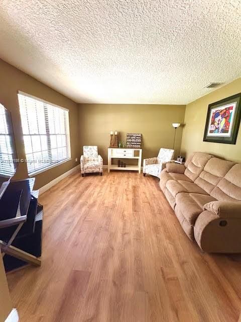 Activo con contrato: $519,000 (5 camas, 2 baños, 2242 Pies cuadrados)