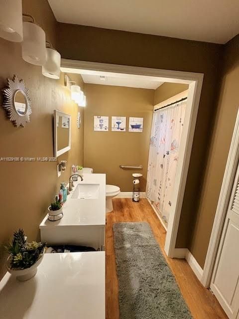 Activo con contrato: $519,000 (5 camas, 2 baños, 2242 Pies cuadrados)