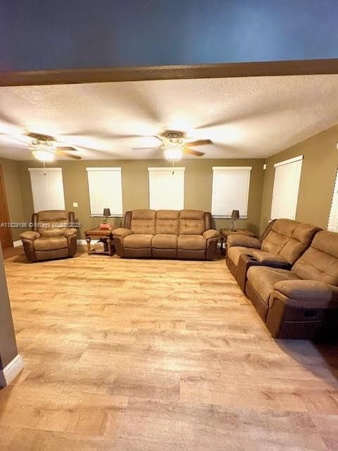 Activo con contrato: $519,000 (5 camas, 2 baños, 2242 Pies cuadrados)