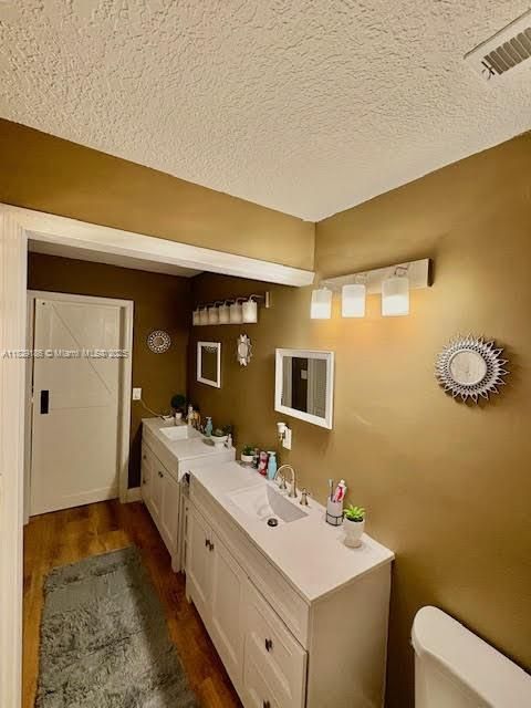 Activo con contrato: $519,000 (5 camas, 2 baños, 2242 Pies cuadrados)