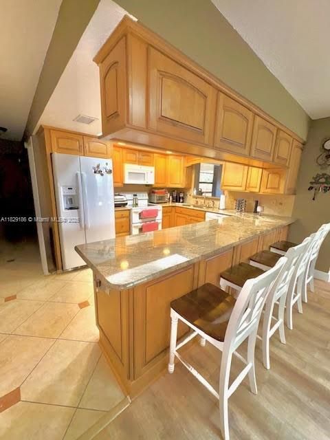 Activo con contrato: $519,000 (5 camas, 2 baños, 2242 Pies cuadrados)