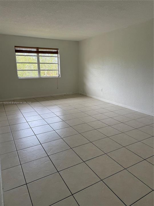 Active With Contract: $1,650 (1 beds, 1 baths, 725 Square Feet)