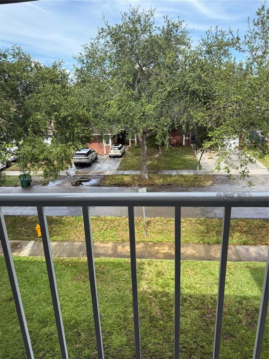 Active With Contract: $1,650 (1 beds, 1 baths, 725 Square Feet)