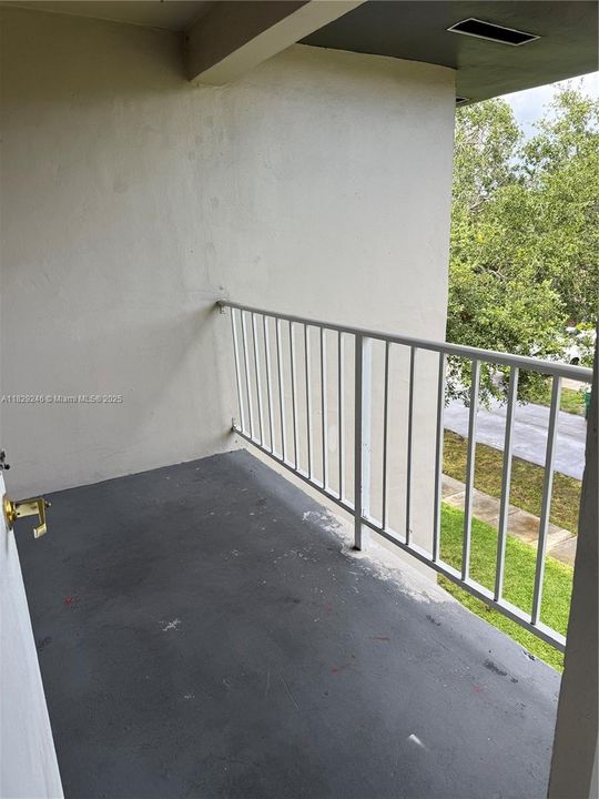 Active With Contract: $1,650 (1 beds, 1 baths, 725 Square Feet)