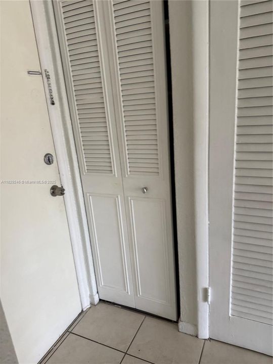 Active With Contract: $1,650 (1 beds, 1 baths, 725 Square Feet)