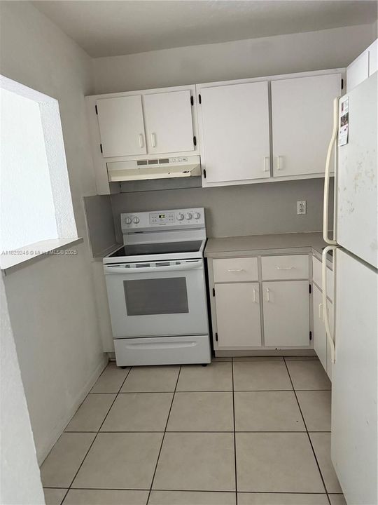 Active With Contract: $1,650 (1 beds, 1 baths, 725 Square Feet)