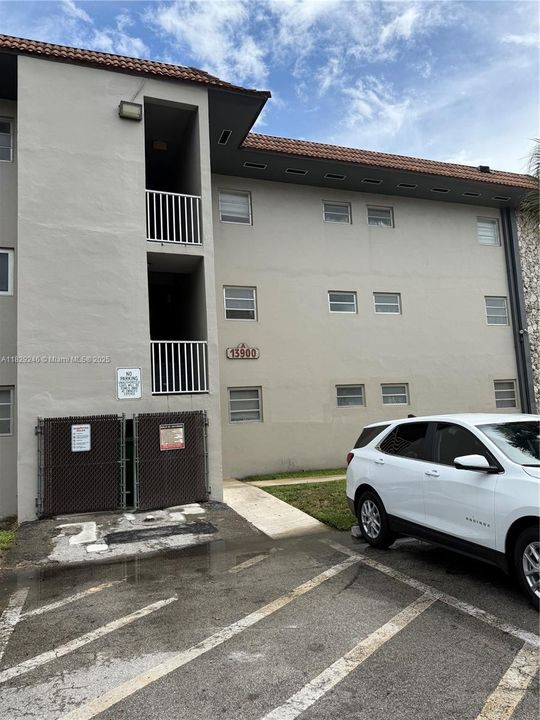 Active With Contract: $1,650 (1 beds, 1 baths, 725 Square Feet)