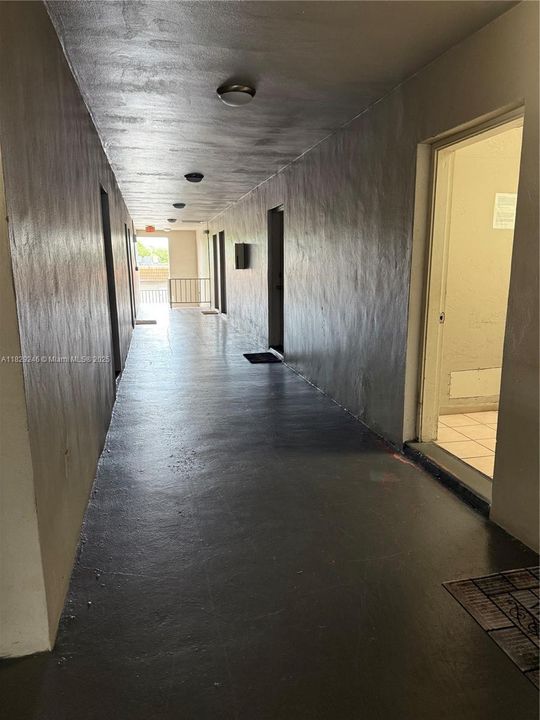 Active With Contract: $1,650 (1 beds, 1 baths, 725 Square Feet)