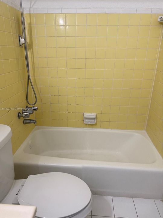 Active With Contract: $1,650 (1 beds, 1 baths, 725 Square Feet)