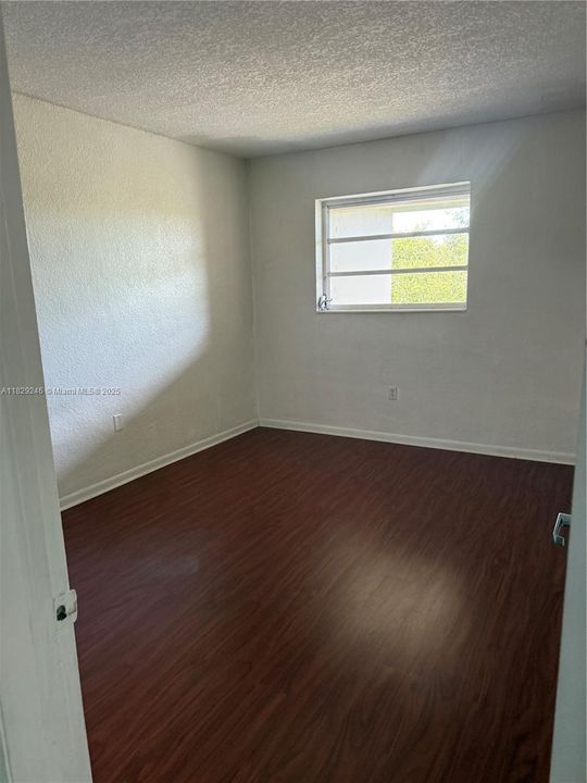Active With Contract: $1,650 (1 beds, 1 baths, 725 Square Feet)
