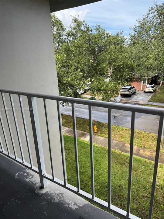 Active With Contract: $1,650 (1 beds, 1 baths, 725 Square Feet)