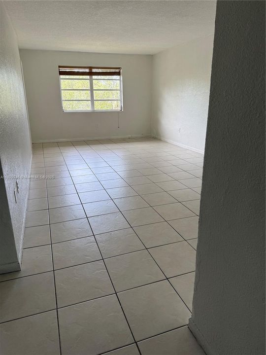 Active With Contract: $1,650 (1 beds, 1 baths, 725 Square Feet)