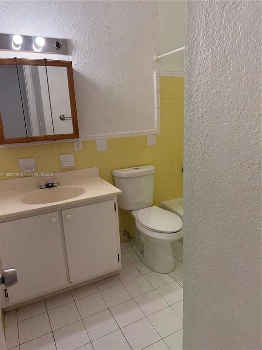 Active With Contract: $1,650 (1 beds, 1 baths, 725 Square Feet)