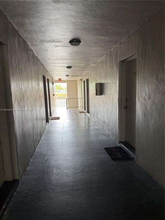 Active With Contract: $1,650 (1 beds, 1 baths, 725 Square Feet)