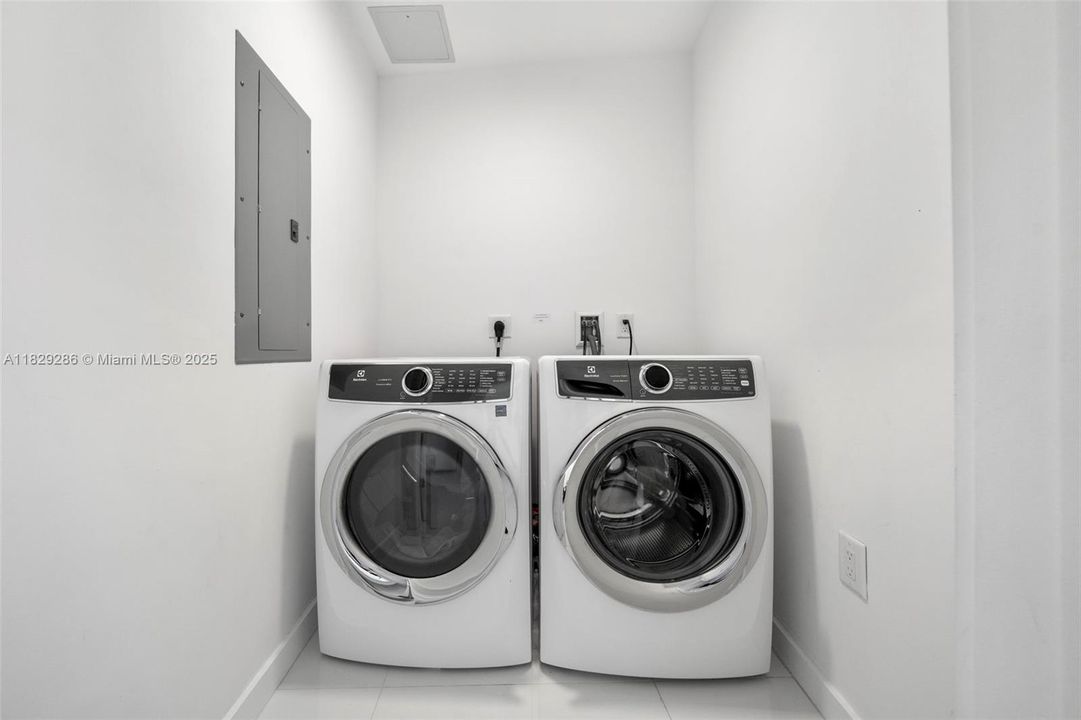 Recently Sold: $1,399,000 (3 beds, 4 baths, 2204 Square Feet)