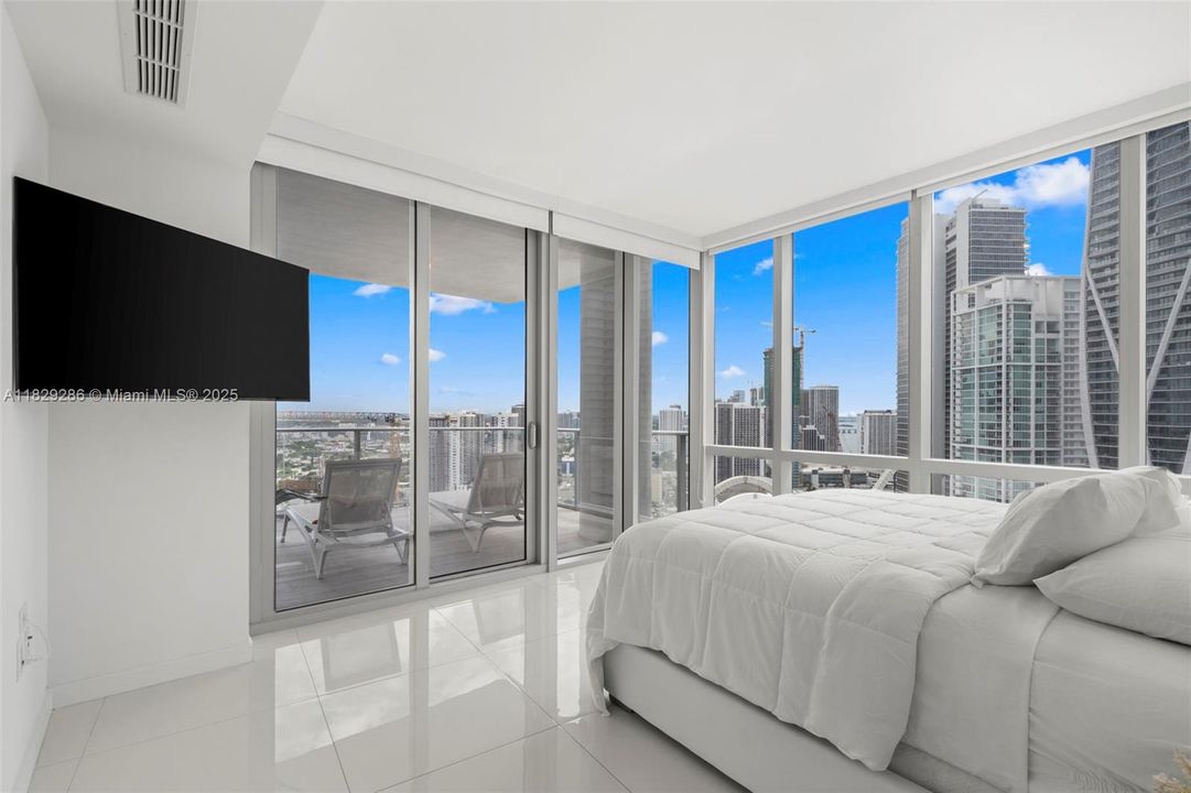 Recently Sold: $1,399,000 (3 beds, 4 baths, 2204 Square Feet)