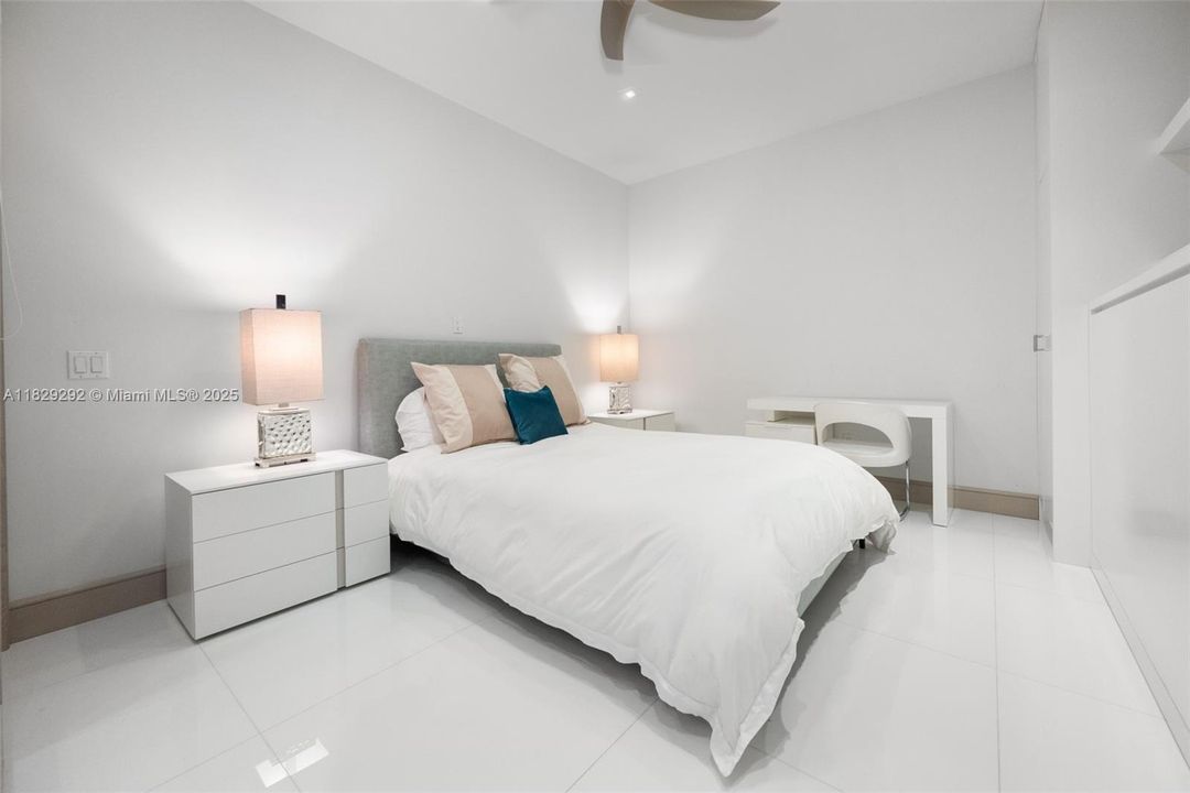 На продажу: $4,100,000 (2 спален, 2 ванн, 1541 Квадратных фут)