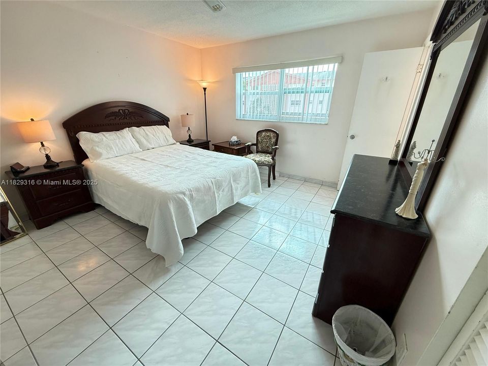 For Sale: $115,000 (1 beds, 1 baths, 720 Square Feet)