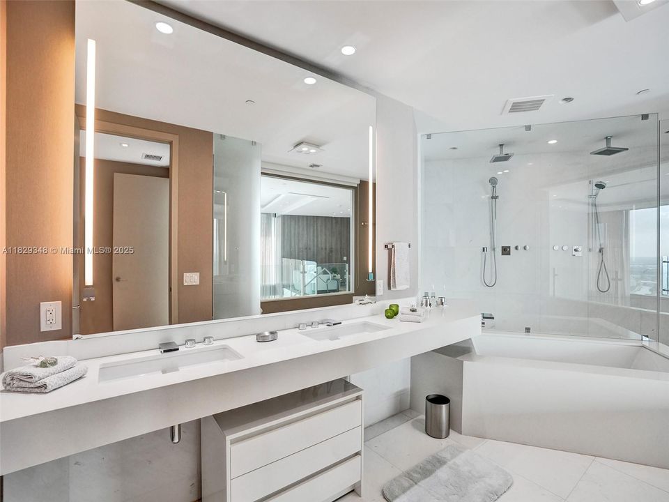 Recently Sold: $4,299,000 (3 beds, 4 baths, 3130 Square Feet)