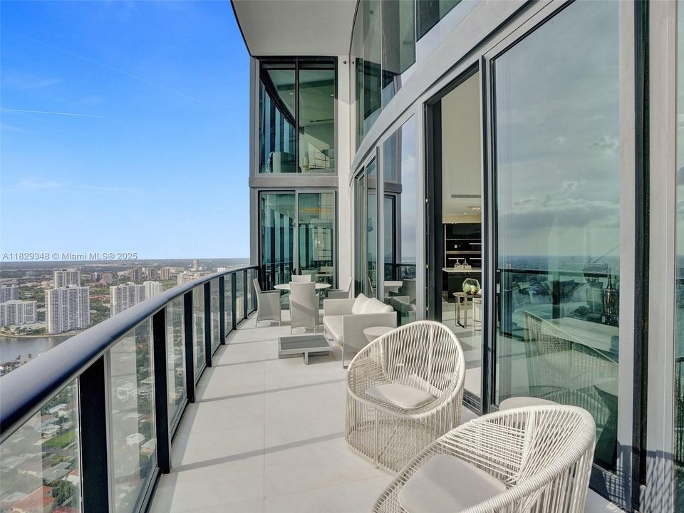 Recently Sold: $4,299,000 (3 beds, 4 baths, 3130 Square Feet)