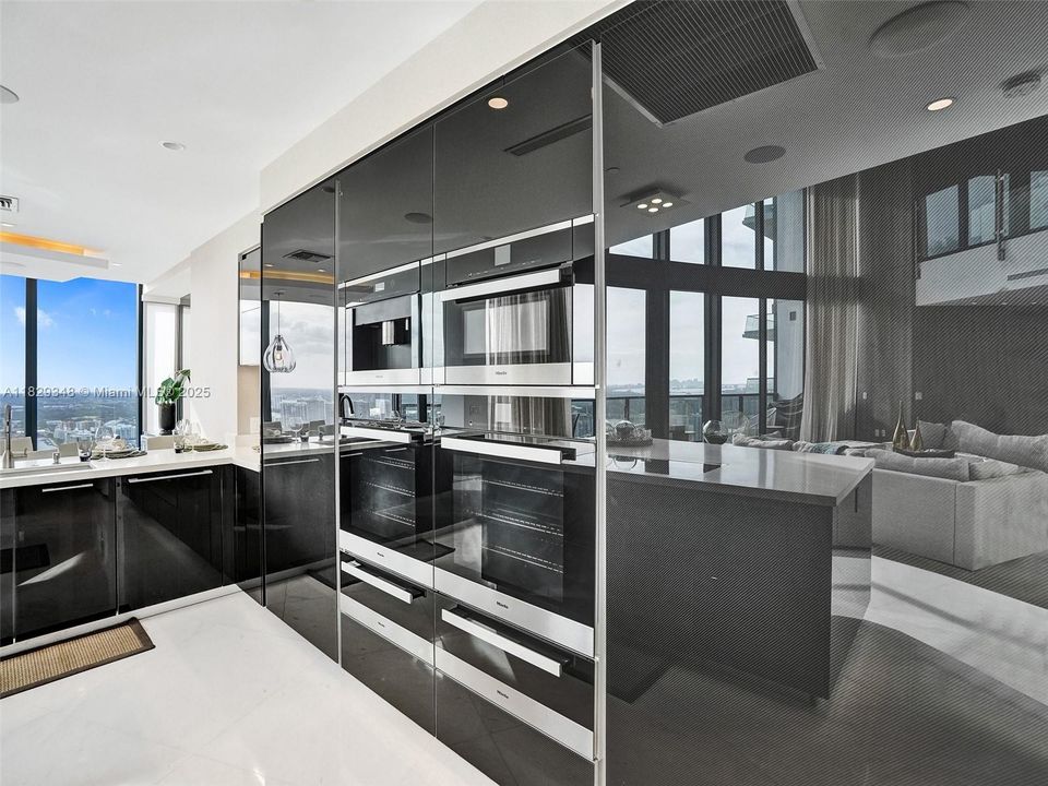 Recently Sold: $4,299,000 (3 beds, 4 baths, 3130 Square Feet)