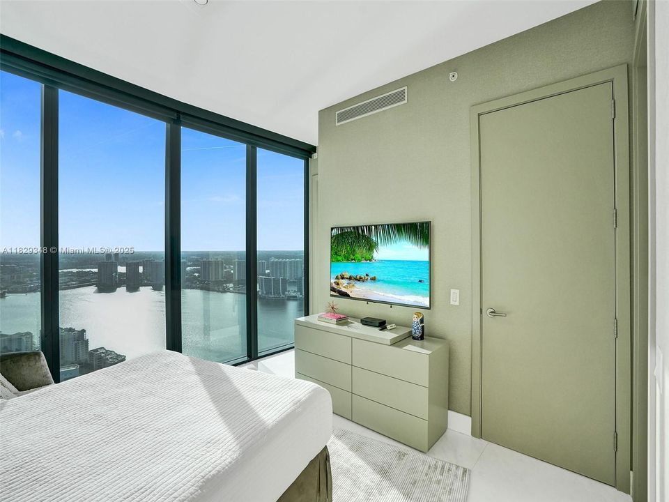 Recently Sold: $4,299,000 (3 beds, 4 baths, 3130 Square Feet)