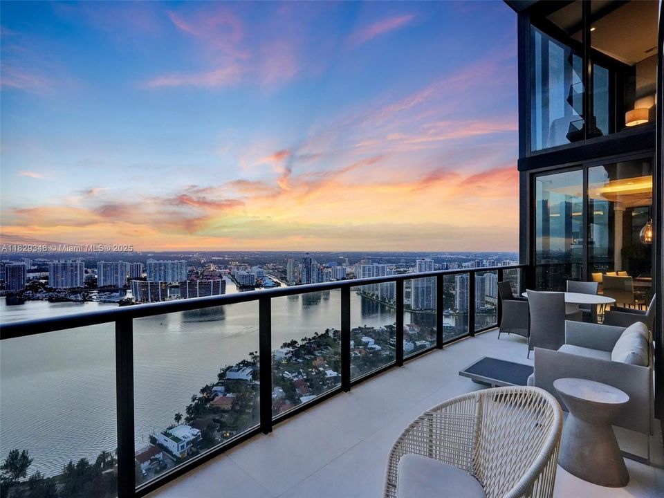 Recently Sold: $4,299,000 (3 beds, 4 baths, 3130 Square Feet)