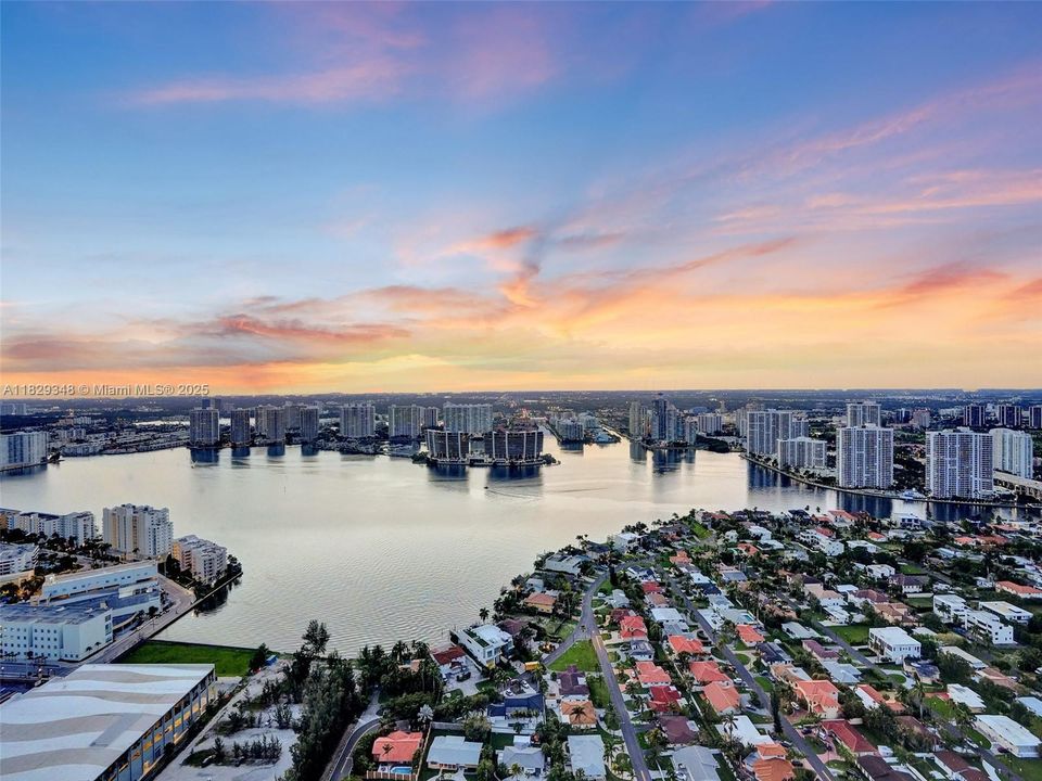 Recently Sold: $4,299,000 (3 beds, 4 baths, 3130 Square Feet)