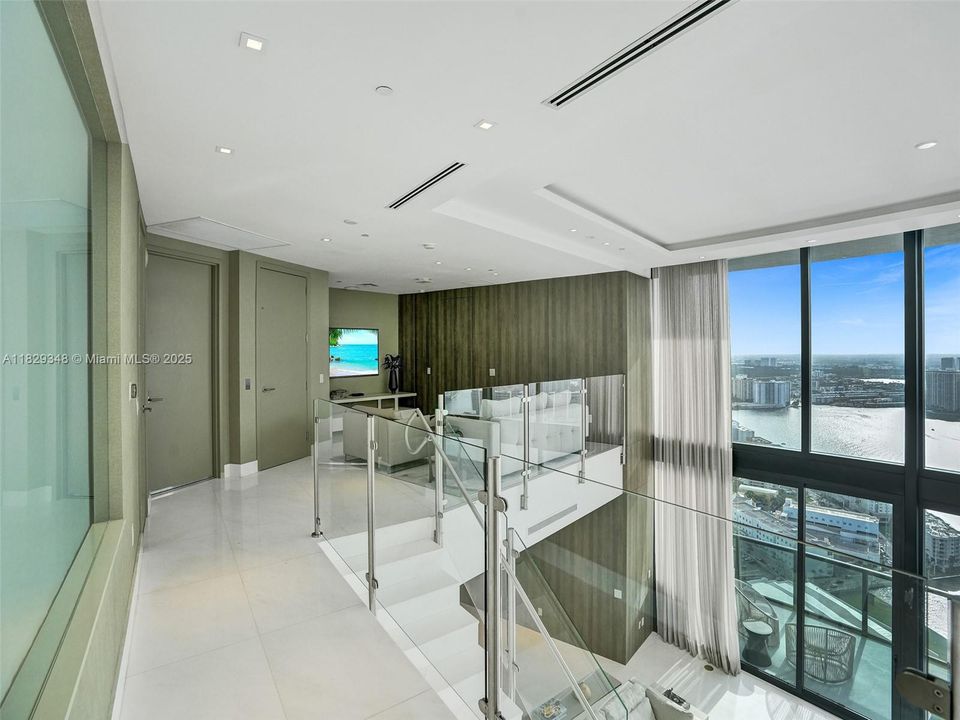 Recently Sold: $4,299,000 (3 beds, 4 baths, 3130 Square Feet)