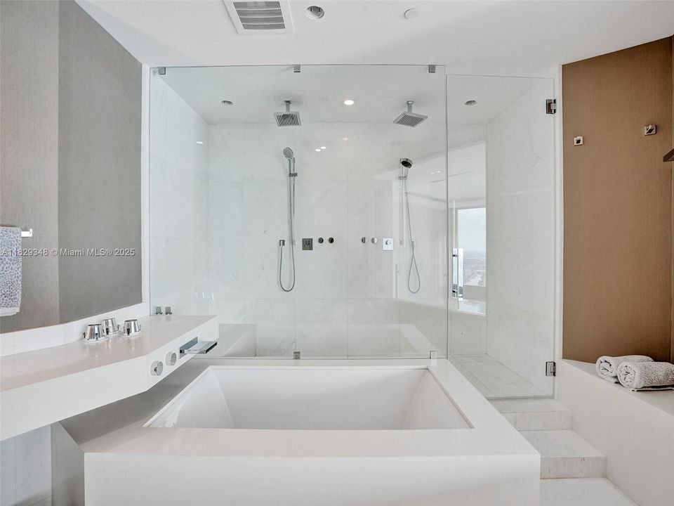 Recently Sold: $4,299,000 (3 beds, 4 baths, 3130 Square Feet)