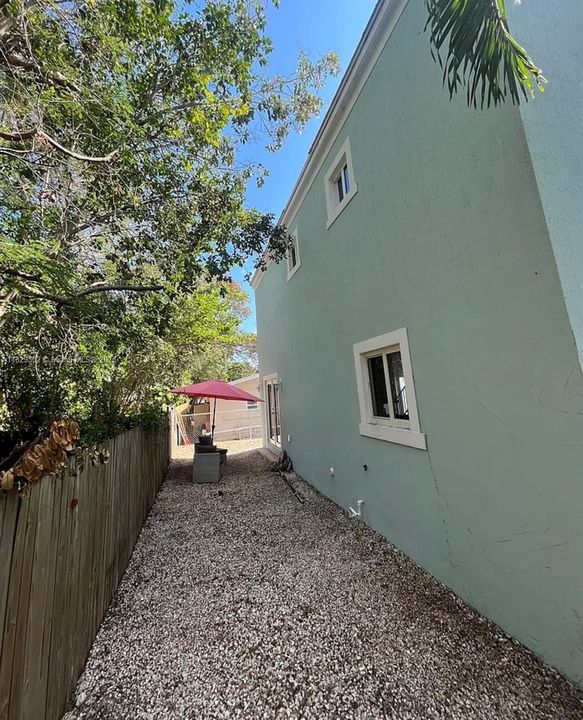 For Rent: $3,300 (3 beds, 2 baths, 1292 Square Feet)