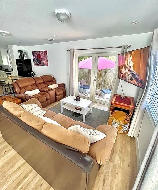 For Rent: $3,300 (3 beds, 2 baths, 1292 Square Feet)