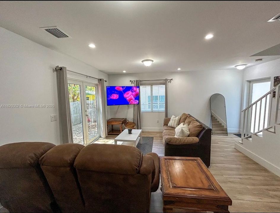 For Rent: $3,300 (3 beds, 2 baths, 1292 Square Feet)