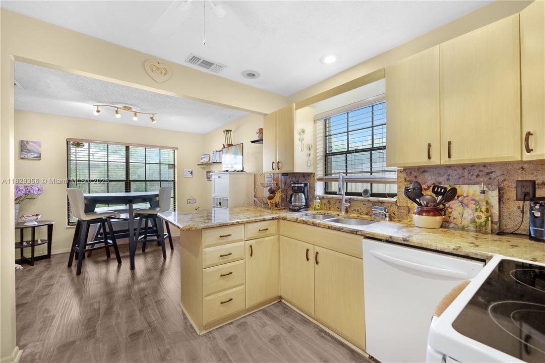 Vendido Recientemente: $389,000 (3 camas, 2 baños, 1823 Pies cuadrados)