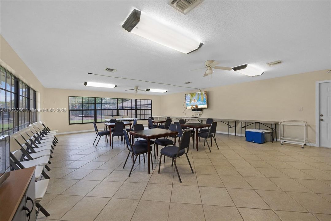 Vendido Recientemente: $389,000 (3 camas, 2 baños, 1823 Pies cuadrados)