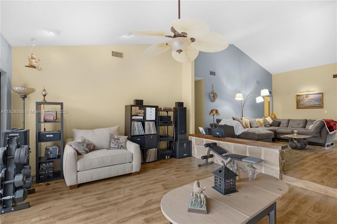 Vendido Recientemente: $389,000 (3 camas, 2 baños, 1823 Pies cuadrados)