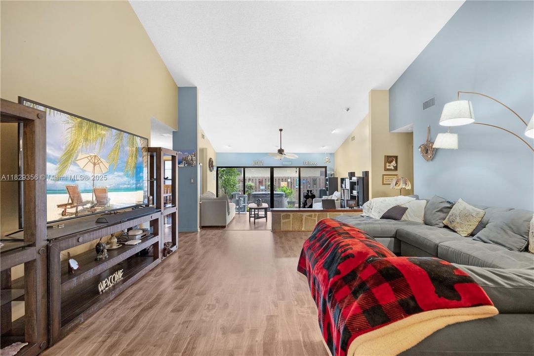 Vendido Recientemente: $389,000 (3 camas, 2 baños, 1823 Pies cuadrados)