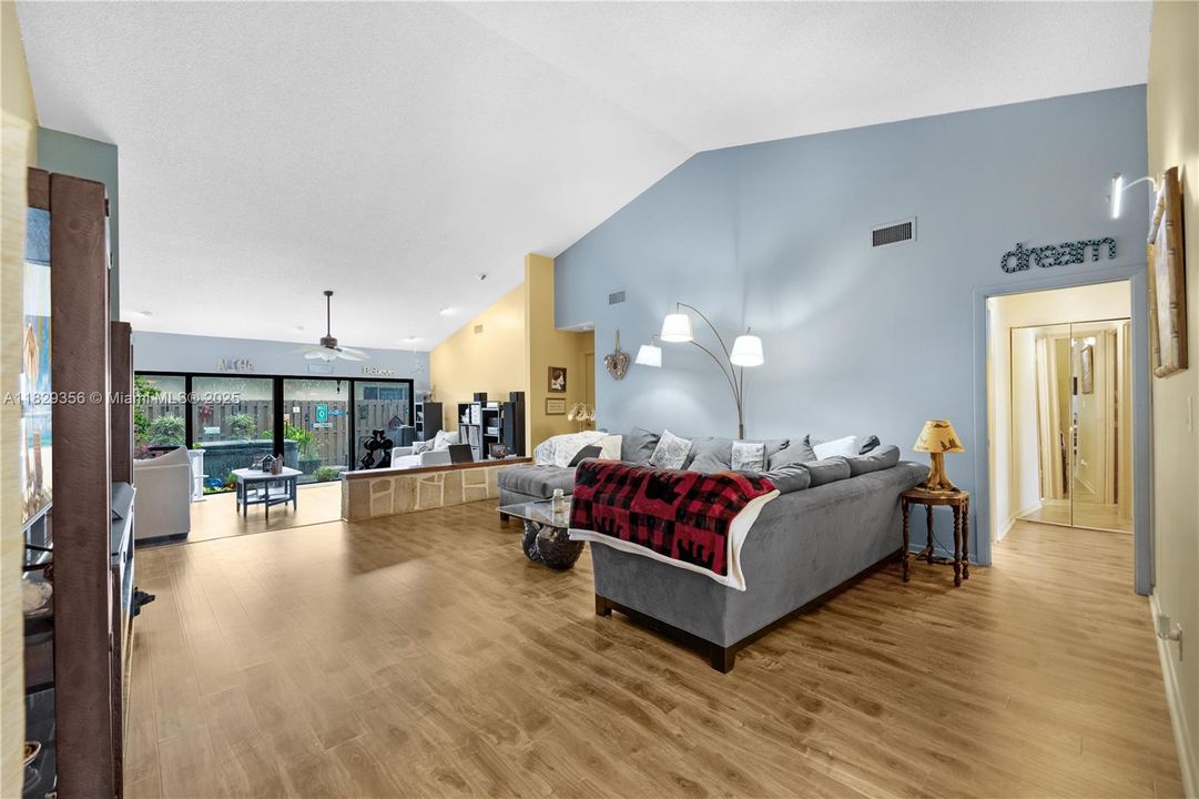 Vendido Recientemente: $389,000 (3 camas, 2 baños, 1823 Pies cuadrados)