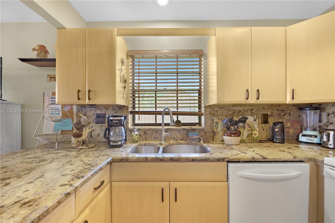 Vendido Recientemente: $389,000 (3 camas, 2 baños, 1823 Pies cuadrados)