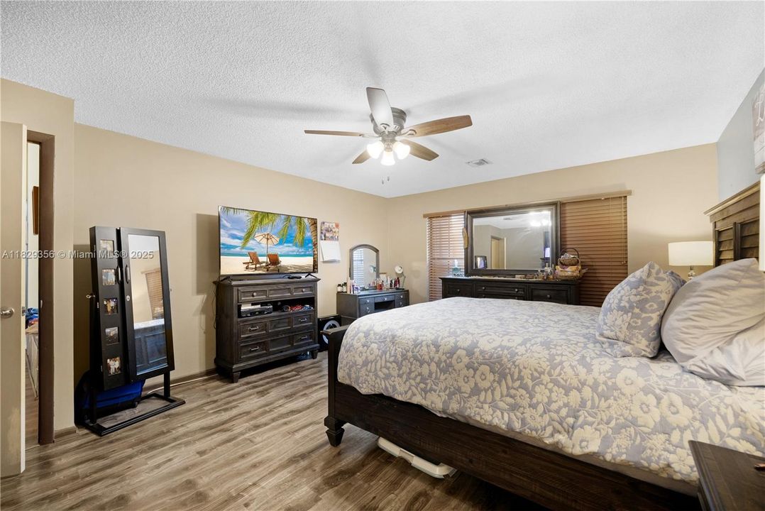 Vendido Recientemente: $389,000 (3 camas, 2 baños, 1823 Pies cuadrados)