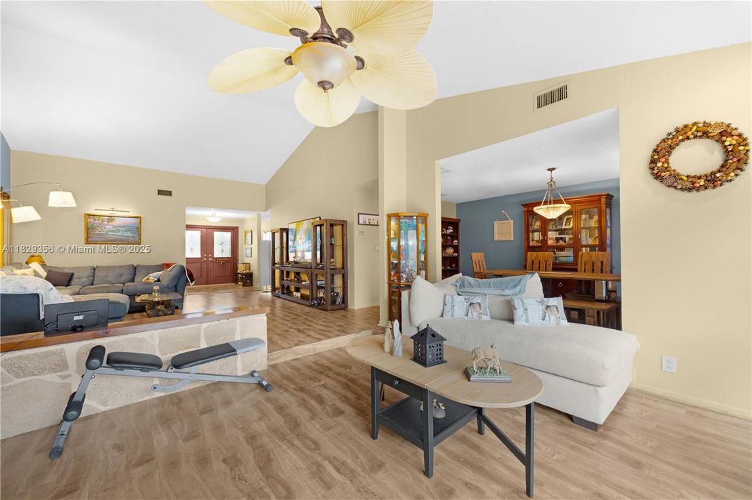 Vendido Recientemente: $389,000 (3 camas, 2 baños, 1823 Pies cuadrados)