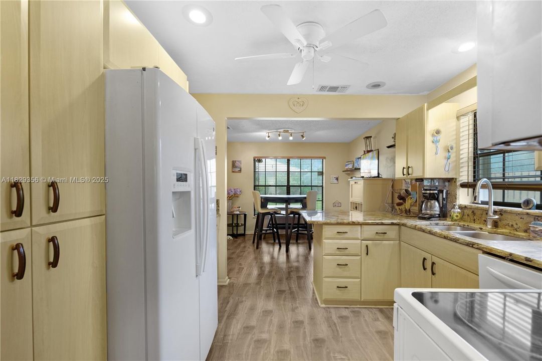 Vendido Recientemente: $389,000 (3 camas, 2 baños, 1823 Pies cuadrados)