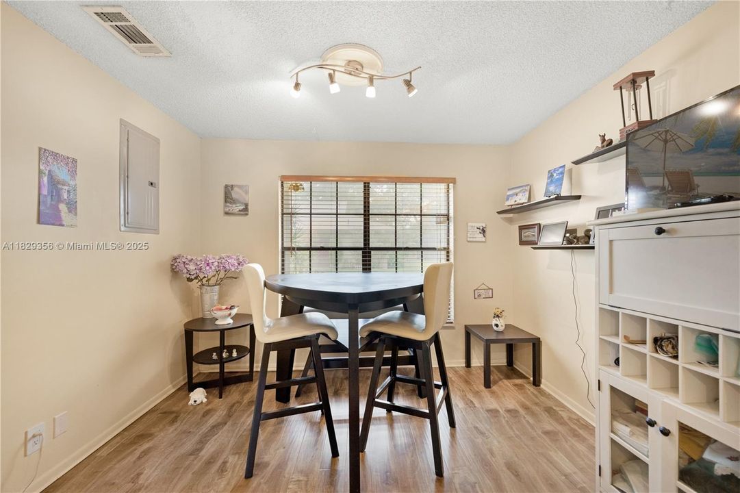 Vendido Recientemente: $389,000 (3 camas, 2 baños, 1823 Pies cuadrados)