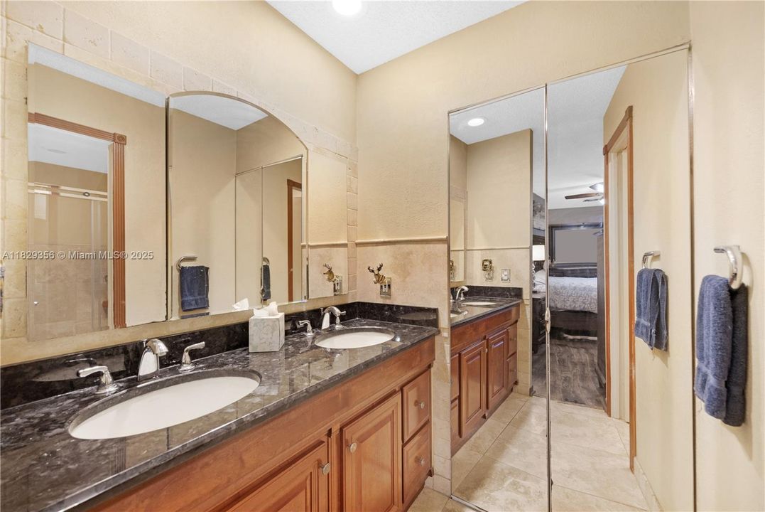 Vendido Recientemente: $389,000 (3 camas, 2 baños, 1823 Pies cuadrados)