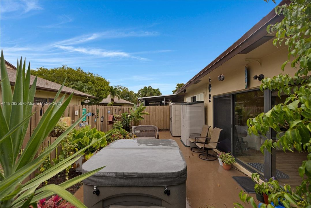 Vendido Recientemente: $389,000 (3 camas, 2 baños, 1823 Pies cuadrados)