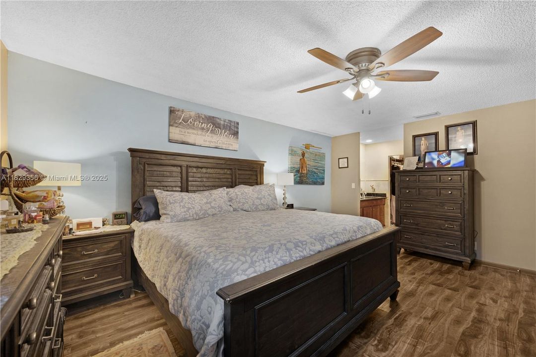 Vendido Recientemente: $389,000 (3 camas, 2 baños, 1823 Pies cuadrados)