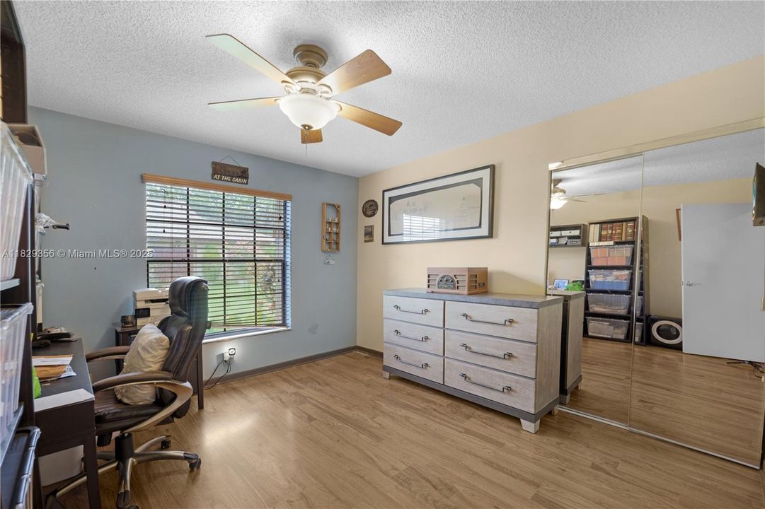 Vendido Recientemente: $389,000 (3 camas, 2 baños, 1823 Pies cuadrados)