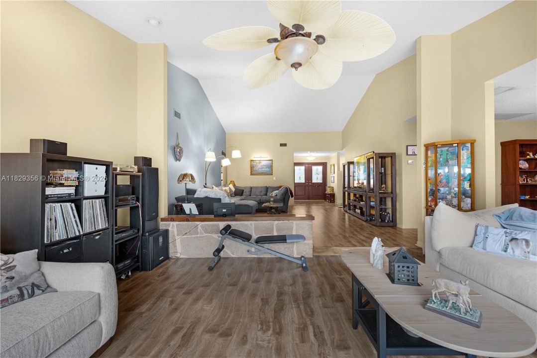 Vendido Recientemente: $389,000 (3 camas, 2 baños, 1823 Pies cuadrados)