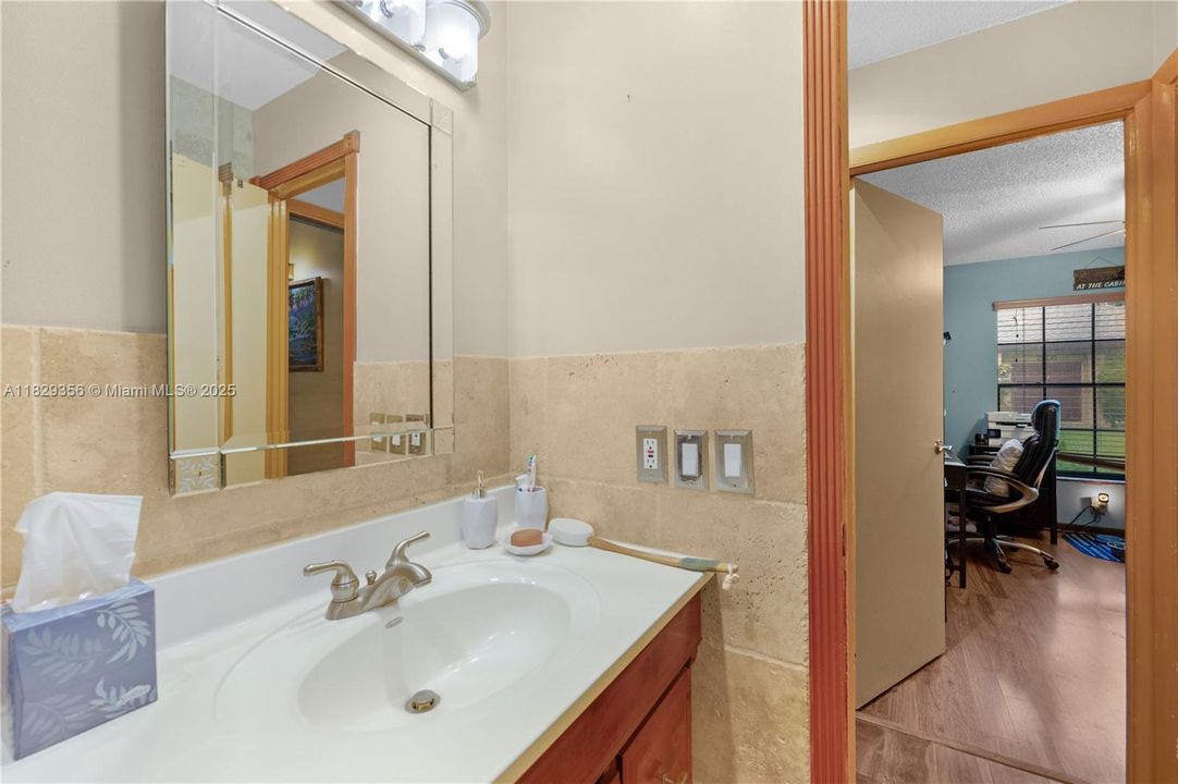 Vendido Recientemente: $389,000 (3 camas, 2 baños, 1823 Pies cuadrados)