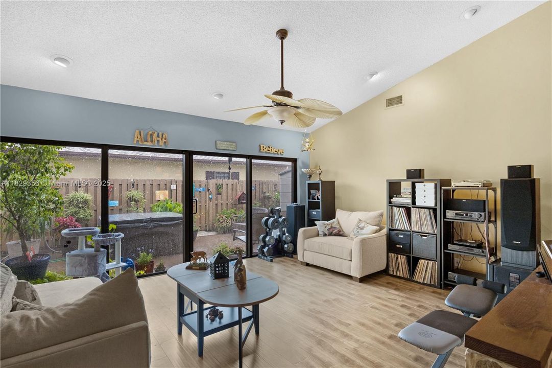 Vendido Recientemente: $389,000 (3 camas, 2 baños, 1823 Pies cuadrados)